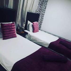 سرير أو أسرّة في غرفة في Greenhill Chalets Grootfontein