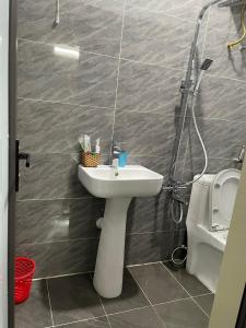 a bathroom with a sink and a toilet at Khách sạn CƯỜNG THÀNH in Thái Nguyên +4 photos