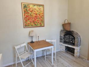 une salle à manger avec une table et une cheminée dans l'établissement Igo apartment Uzupis, à Vilnius