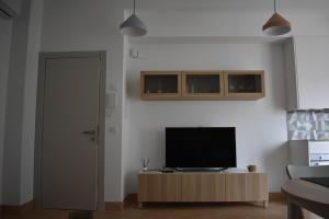 een woonkamer met een flatscreen-tv op een kast bij Placeta Boutique in Rute