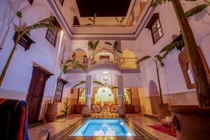 una grande camera con piscina in un edificio di Riad MedJad & Spa a Marrakech