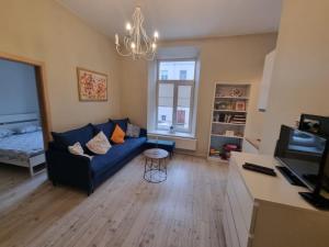 Uma TV ou centro de entretenimento em Igo apartment Uzupis