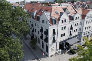 una vista aérea de un edificio en una ciudad en Hotel Kaiserhof Ravensburg en Ravensburg