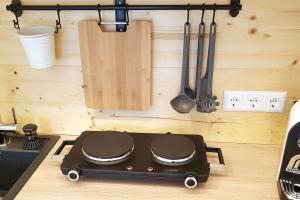 een oven met een kookplaat op een aanrecht bij Zimmer mit kleiner Dachterrasse / App. WALD byTILLY in Velden am Wörthersee