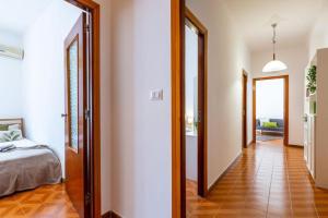 pasillo de un dormitorio con cama y espejo en Dal Cavaliere, en Cagliari