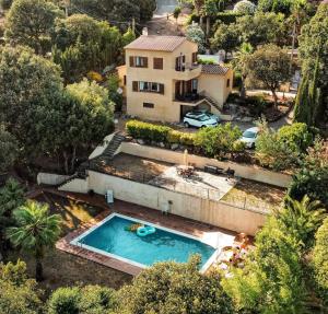 een luchtzicht op een huis met een zwembad bij Villa for eight guests in San Ciprián dels Alls