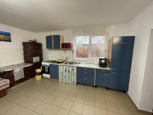 Kjøkken eller kjøkkenkrok på Casa de la Fermă Corund - Farmer Kulcsosház Korond