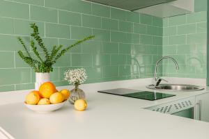 una cocina con un bol de fruta en una barra en Home Art Apartments Salamanca, en Madrid