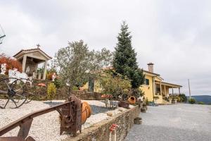 una casa con un cortile di zucche davanti di Quinta da Laceira - Douro Valley - Alojamento Local a Vila Real