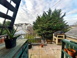 d'une terrasse avec un arbre de Noël sur un balcon. dans l'établissement Pass the Keys Spacious 3 Bedroom Apartment Close to City Centre, à Cardiff