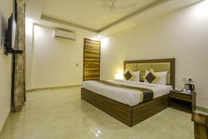 1 dormitorio con 1 cama grande en una habitación en FabHotel White House BNB en Nueva Delhi
