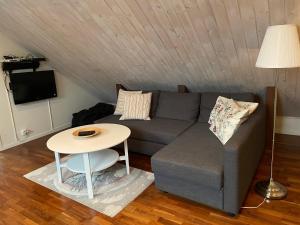 uma sala de estar com um sofá e uma mesa em Korsanäs em Listerby