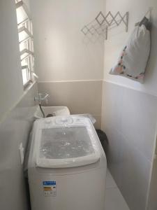 uma pequena casa de banho com WC num quarto em Confortável apartamento no centro ano bom em Barra Mansa