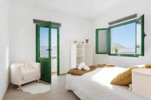 ラ・サンタにあるBrisa Del Marの白いベッドルーム(ベッド1台、窓付)