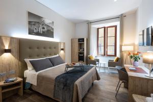 ein Schlafzimmer mit einem Bett und ein Wohnzimmer in der Unterkunft B&B Governo dei Nove in Siena
