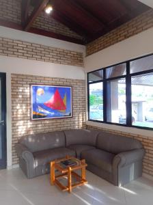 sala de estar con sofá y mesa en Silvestre Praia Hotel en Imbituba