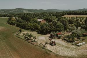 une vue aérienne d'une exploitation avec un tracteur dans un champ dans l'établissement Agriturismo Cerqueto, à Acquapendente