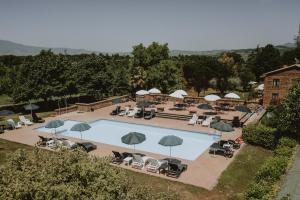 una vista aérea de una piscina con sillas y sombrillas en Agriturismo Cerqueto, en Acquapendente