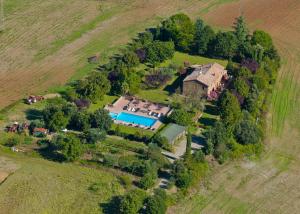 una vista aérea de una casa grande con piscina en Agriturismo Cerqueto, en Acquapendente