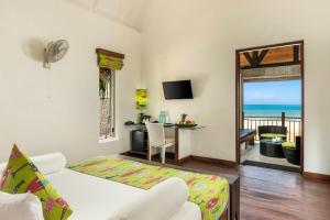een woonkamer met uitzicht op de oceaan bij Maalu Maalu Resort & Spa - Thema Collection in Pasikuda