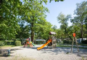 um parque com parque infantil com escorrega em Camping La Pinède em Excénevex