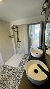 een badkamer met 2 wastafels en een douche bij Chalet Veleta in Sierra Nevada in Sierra Nevada