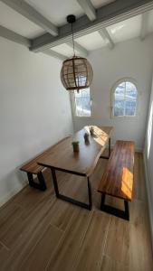 uma sala de jantar com uma mesa de madeira e um banco em Chalet Veleta in Sierra Nevada em Sierra Nevada