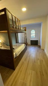 una camera con 2 letti a castello e un pavimento in legno di Chalet Veleta in Sierra Nevada a Sierra Nevada