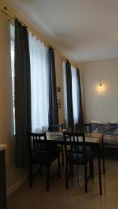 ein Zimmer mit einem Tisch und Stühlen und einem Bett in der Unterkunft Apartament Pod Semaforem Duszniki-Zdrój in Duszniki-Zdrój