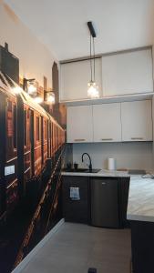 eine Küche mit einem Zugbild an der Wand in der Unterkunft Apartament Pod Semaforem Duszniki-Zdrój in Duszniki-Zdrój