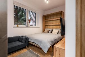 - une chambre avec un lit et une chaise dans l'établissement One bedroom apartment, à Dolný Kubín