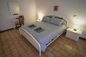 トッレ・デル・ラーゴ・プッチーニにあるHoliday House Torre del Lagoのベッドルーム1室(ベッド1台、テーブル、椅子付)