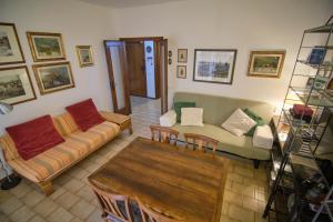 a living room with a couch and a table at Holiday House Torre del Lago in Torre del Lago Puccini