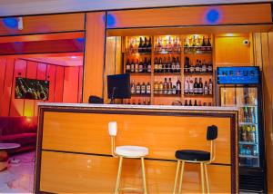 un bar con dos taburetes en un restaurante en Kawruky Hotel Benin, en Benin City