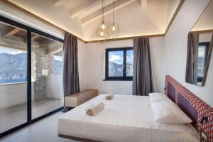 sypialnia z łóżkiem i dużym oknem w obiekcie Villa Divina - APT Divina con piscina e vista lago w mieście Castelletto