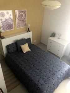 ein Schlafzimmer mit einem großen Bett und einer weißen Kommode in der Unterkunft HomeStay @ Viewpoint St Julians in St Julian's
