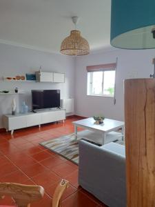 a living room with a couch and a table at Camarção Violante in Foz do Arelho