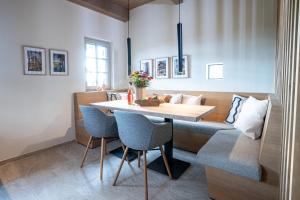 a dining room with a table and chairs at Kellerstöckl Heuberger in Eltendorf
