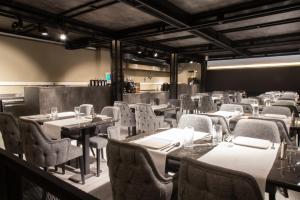INN HOUSE LOFT SPA في Çankaya: غرفة طعام مليئة بالطاولات والكراسي