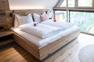 sypialnia z 2 łóżkami z białą pościelą i poduszkami w obiekcie Kellerstöckl Heuberger w mieście Eltendorf