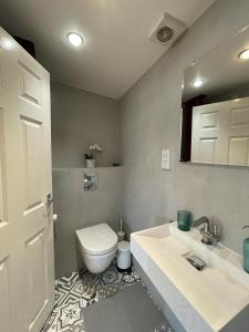 a bathroom with a white toilet and a sink at Gateforth Flat-Lovely 1 Bed in the heart of Central London in London