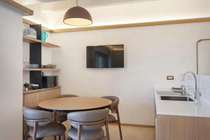 Köök või kööginurk majutusasutuses Villa Divina22-APT Armonia-Con Piscina e vista lago +15 fotot