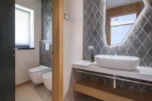 Vannituba majutusasutuses Villa Divina22-APT Armonia-Con Piscina e vista lago