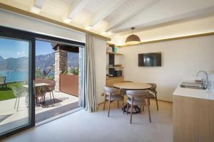 Köök või kööginurk majutusasutuses Villa Divina22-APT Armonia-Con Piscina e vista lago