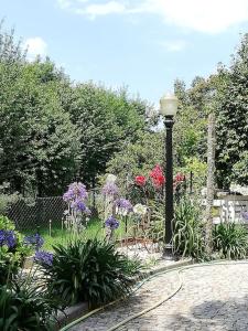 uma luz de rua ao lado de um jardim com flores em Quinta do Tojal - Tourism immersed in nature! 