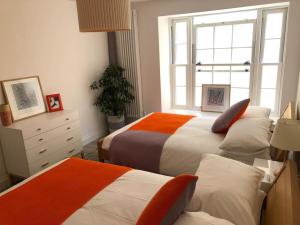 Katil atau katil-katil dalam bilik di Chapel View - Huge Apartment near the Beach with Gated Parking