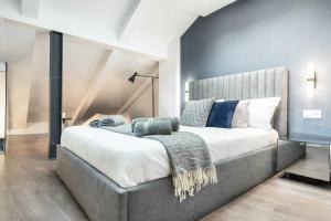 une chambre avec un grand lit dans une pièce dans l'établissement Contemporary luxe duplex in the heart of Malaga by REMS, à Malaga