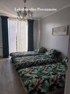Łóżko lub łóżka w pokoju w obiekcie Sanktuarium Snu Apartments