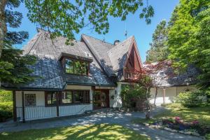 a house with a gambrel roof and a driveway at Landhaus Amselhof Hinterzarten in Hinterzarten