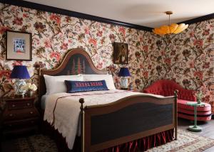 1 dormitorio con cama y papel pintado con motivos florales en Graduate Palo Alto en Palo Alto